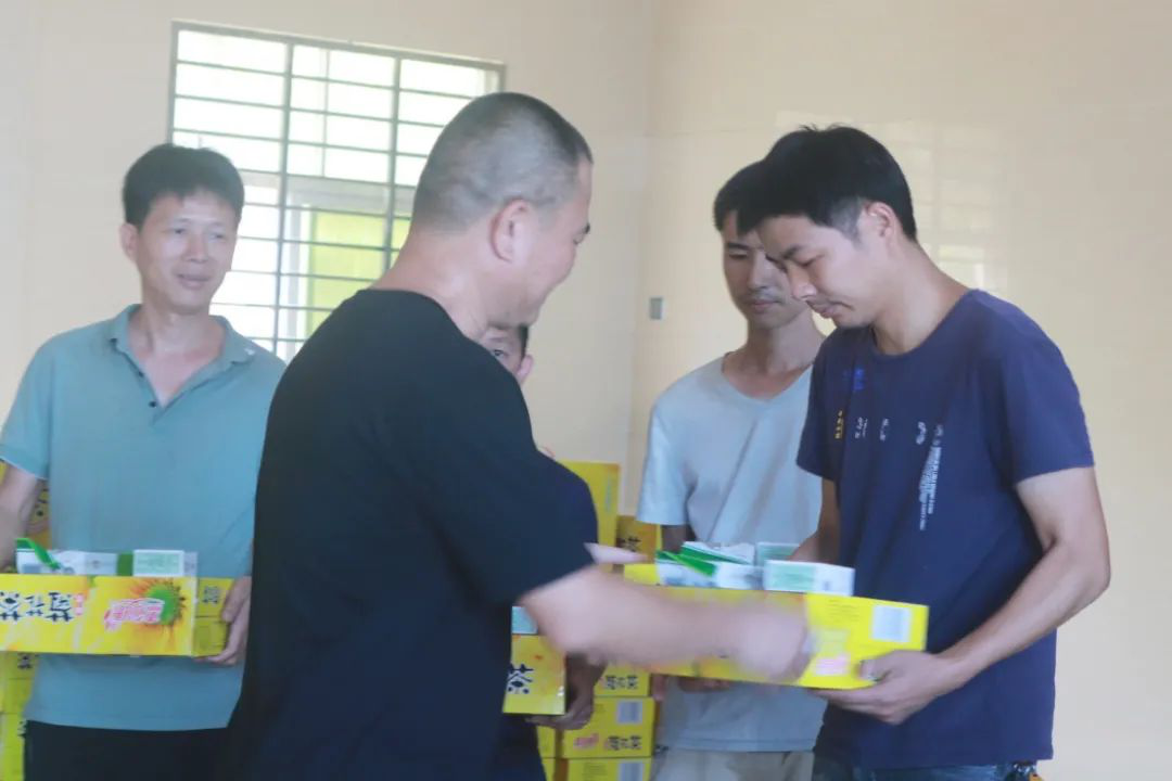 致敬烈日下的堅(jiān)守，高溫慰問(wèn)送清涼